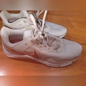 Nike women's shoes Size 8 Mauve